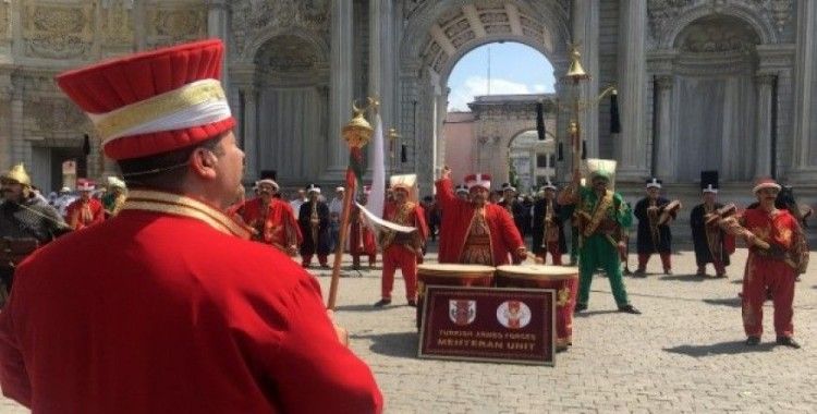 Dolmabahçe Sarayı'nda mehter konserine turistlerden yoğun ilgi