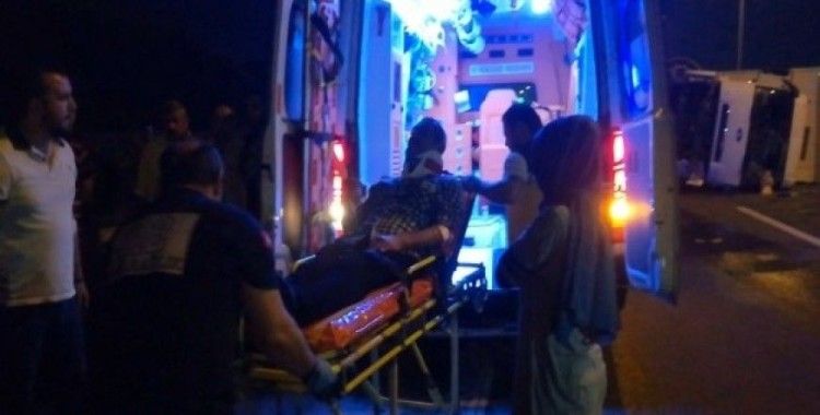 TEM Otoyolu’nda kamyon ile minibüs çarpıştı: 2’si çocuk 10 yaralı