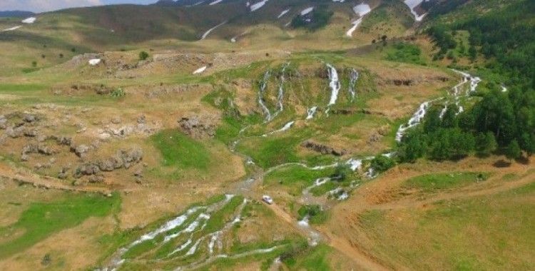 Erzincan'da Konarlı Şelalesi doğal güzelliğiyle büyülüyor