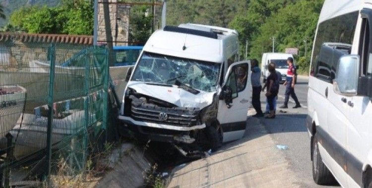 Marmaris'te turistleri taşıyan araç kaza yaptı: 17 yaralı