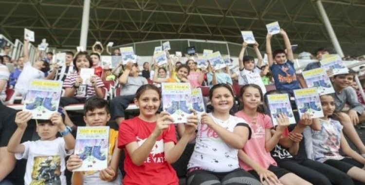 Bakan Kasapoğlu, yaz spor okulu açılışında gençlerle buluştu