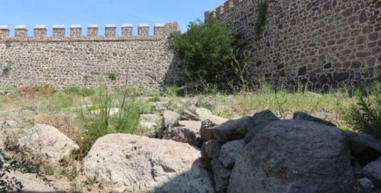 Osmanlı'nın son kalesinin içi tamir edilmeyi bekliyor