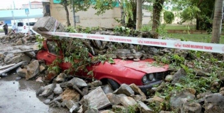 Kuvvetli yağış istinat duvarını yıktı, 7 araç zarar gördü