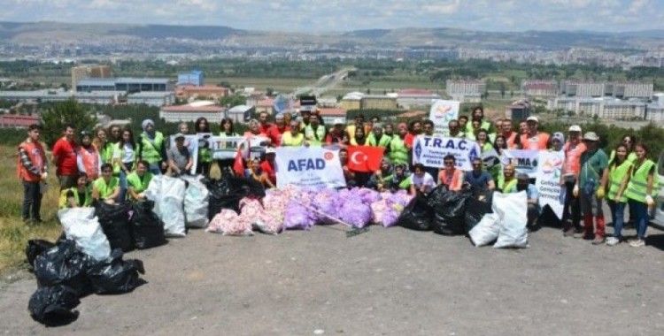 Gönüllü 100 kişi 100 torba çöp topladı