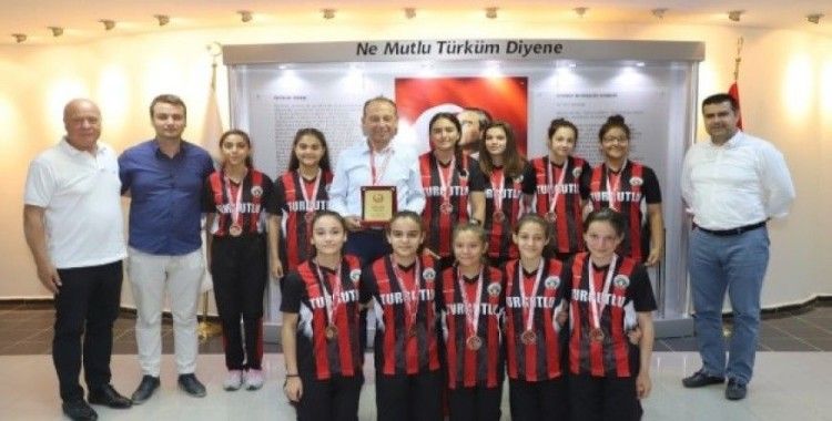 Başkan Akın, Türkiye dördüncüsü hentbolcuları ağırladı