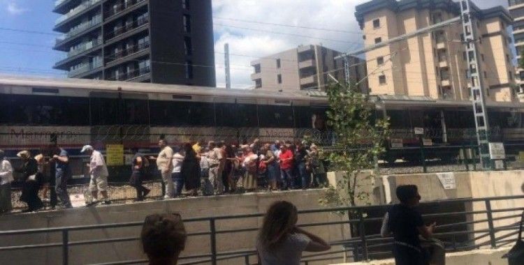 Marmaray'da arıza meydana geldi, vatandaşlar trenden inip yürüdü