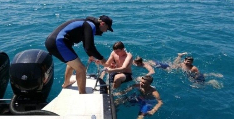 Karadeniz’den kıyıya dönmekte zorlanan çocukları polis kurtardı