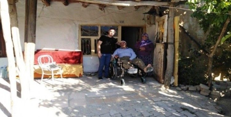 Engelli vatandaşlara klozet destekli tekerlekli sandalye