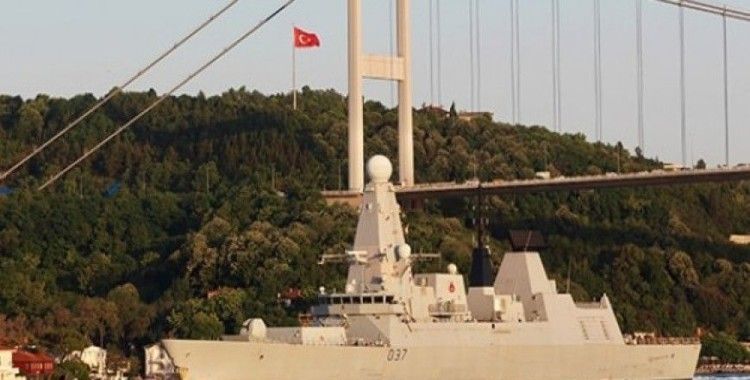 İngiliz savaş gemisi İstanbul Boğazı'ndan geçti
