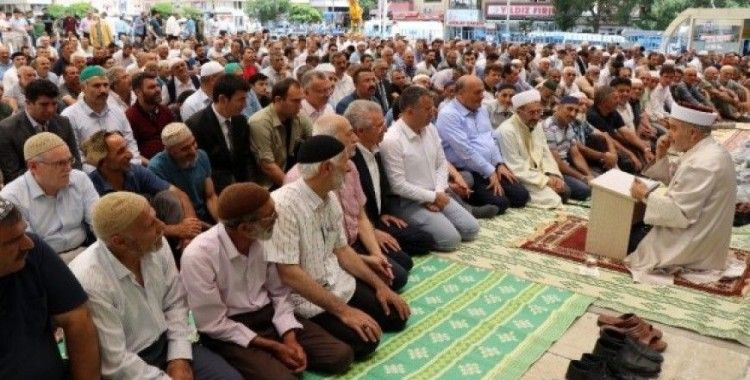Erzincanlılar cuma namazını meydanda kıldı