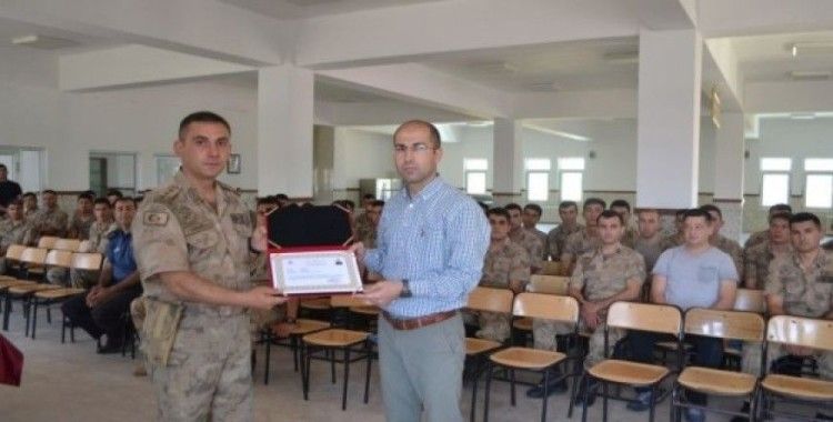 Terörle mücadelede başarı gösteren askerlere belge verildi