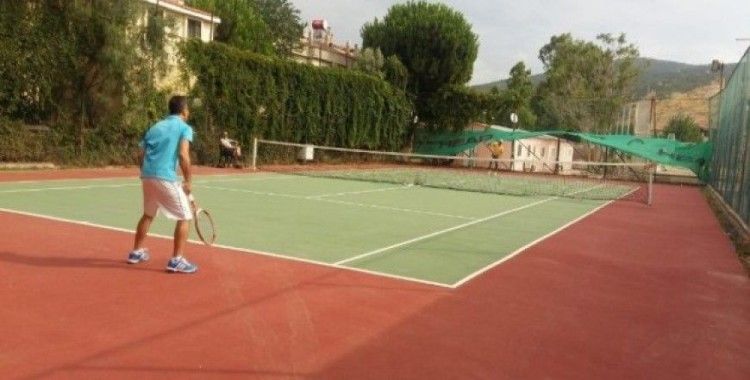 Foça’da 15 Temmuz kapsamında tenis turnuvası