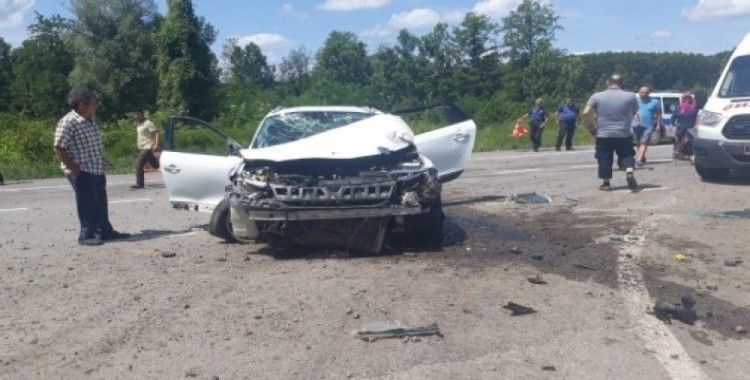 Virajı alamayan otomobil durağa çarptı: 5 kişi ölümden döndü