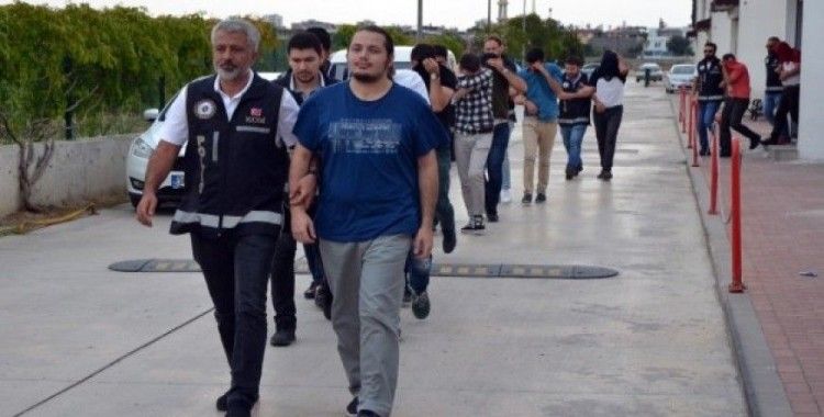 Adana merkezli Fetö operasyonunda yakalanan polisler adliyeye sevk edildi