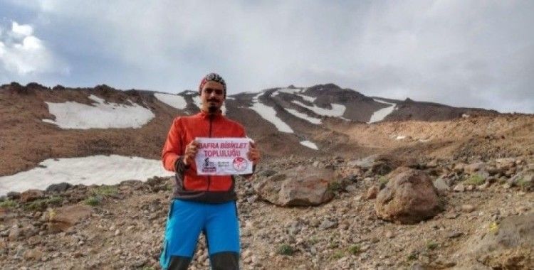 Orta Doğu'nun en yüksek dağında Türk bayrağı dalgalandırdı