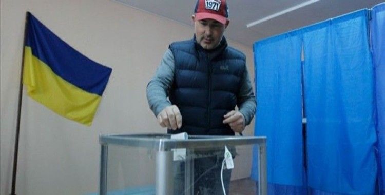 Ukrayna'da pazar günü erken genel seçim yapılacak