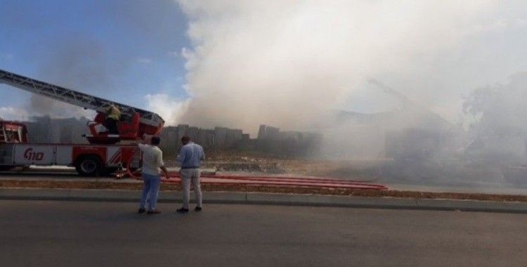 Başakşehir'de hurdalık yangını havadan görüntülendi