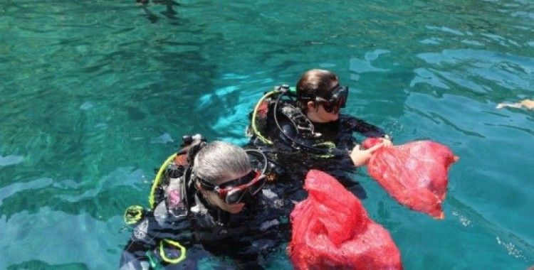 Dünya Kadınlar Dalış Günü’nde ilk kez denize dalıp deniz dibini temizlediler