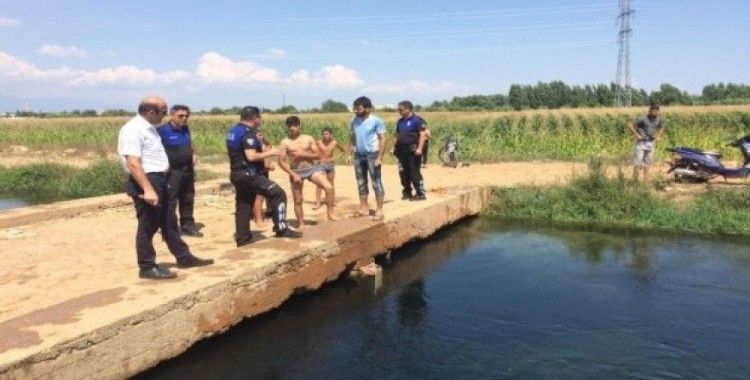 Polis sulama kanallarına giren çocukları tek tek uyardı