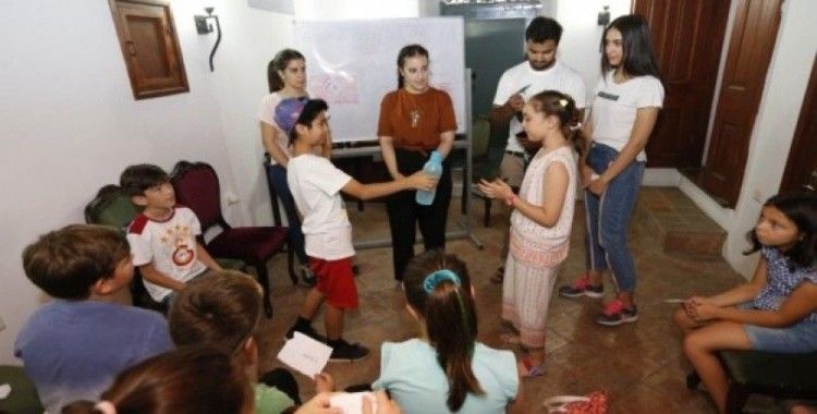 Yurt dışından gelen öğrenciler İzmirli öğrencilere İngilizce öğretiyor