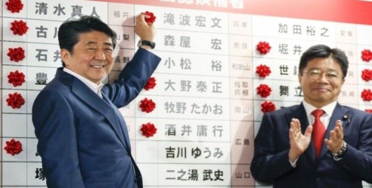 Japonya’da üst meclis seçimlerini Abe kazandı