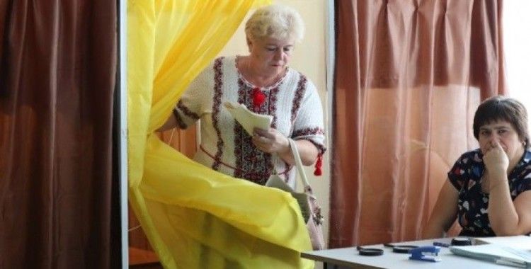 Ukrayna’da genel seçimi de Zelenskiy kazandı