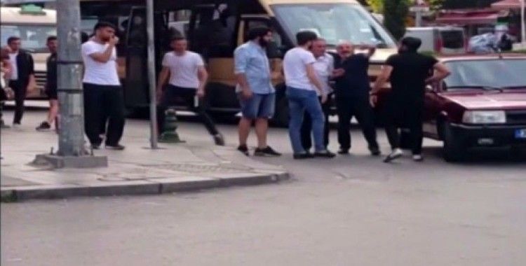 İstanbul’da güpegündüz cadde ortasında yaşanan kavga kamerada