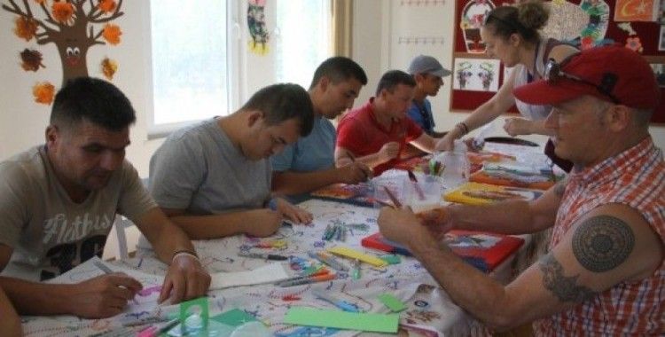 ABD’li ressamdan özel çocuklara "resim terapi"