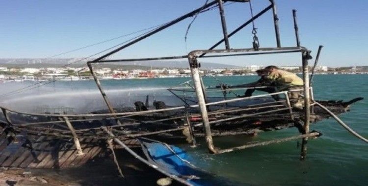 İzmir'de gezi teknesi alev topuna döndü, 3 tekneyi daha yaktı