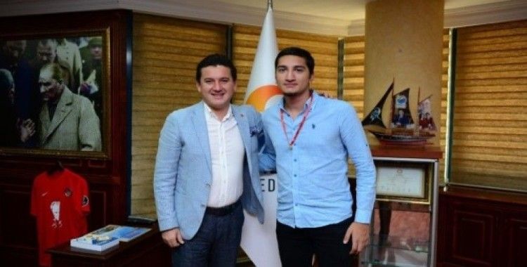 YKS Sözel’de Türkiye Şampiyonu, Antalyalı Altuğ Karakoyun’lu hukuk tercih edecek