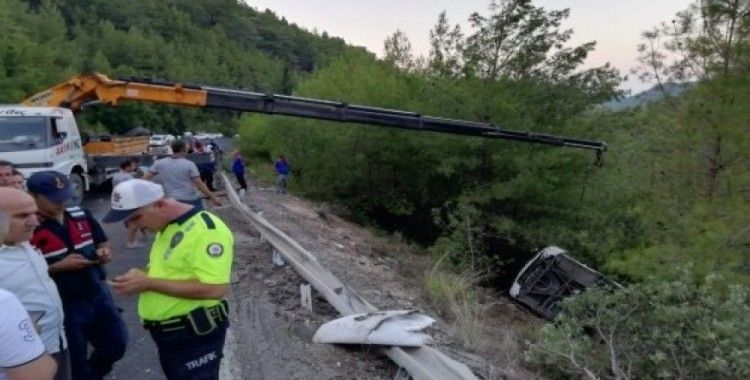 Antalya’da tur midibüsü devrildi: 1’i ağır 20 turist yaralı