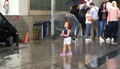 İstanbul'da etkili olan yağış vatandaşlara zor anlar yaşattı