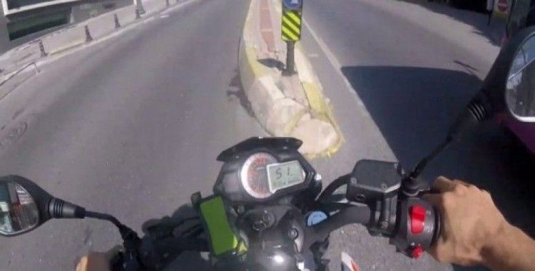 (Özel) İstanbul’da otobüsü sollamak isteyen motosikletli gencin kazası kamerada