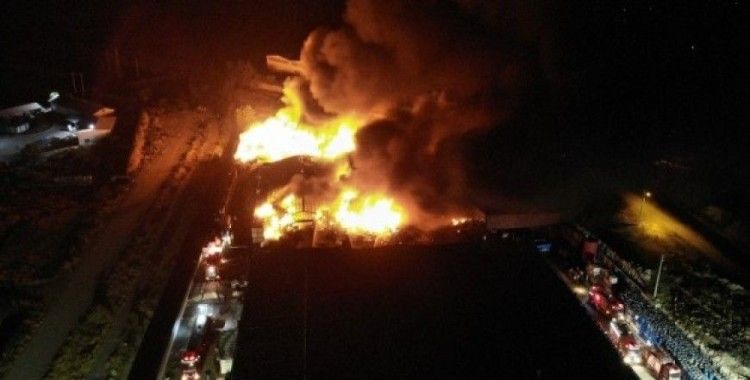 Denizli’deki fabrika yangına kontrol altına alınmaya çalışılıyor