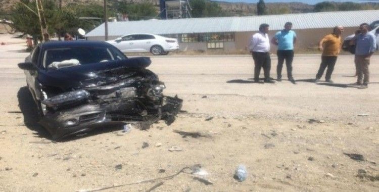 Tosya'da iki otomobil çarpıştı: 3 yaralı