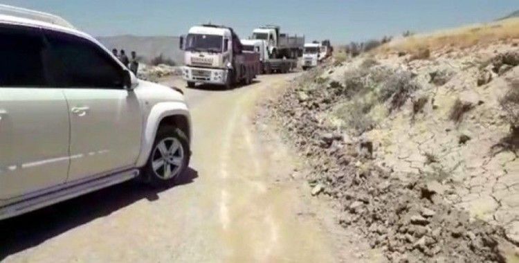 Siirt’te baraj kapaklarının açılmasıyla yol ulaşıma kapandı, araçlar mahsur kaldı