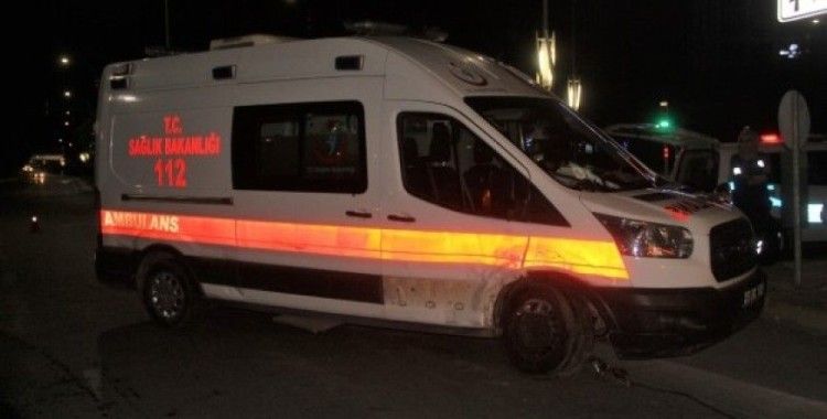 Otomobil ambulansa çarptı:2  yaralı