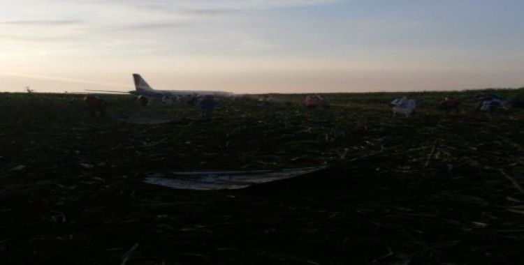 Motorlarına kuş giren Rus uçağı acil iniş yaptı