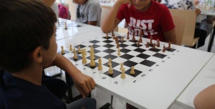 Gençler Haliliye Belediyesi ile satranç öğreniyor