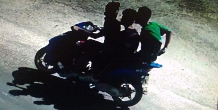 Çaldıkları motosikletle kaçarken kameraya yakalandılar