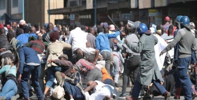 Zimbabve'de protestoculara polis şiddeti