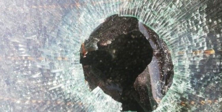 Havadan düşen yorgun mermi otomobilin camına zarar verdi