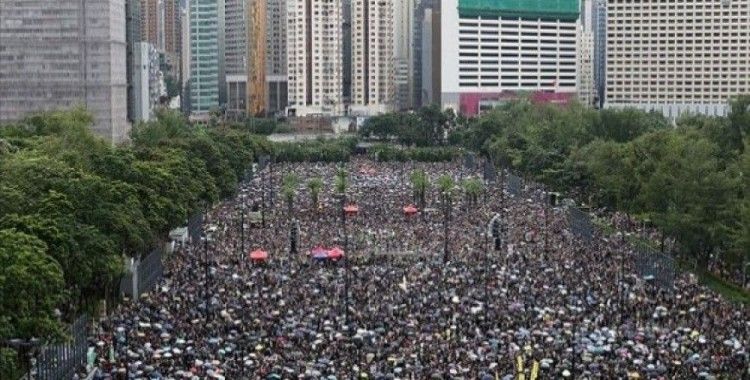 Hong Kong’da on binlerce kişi yeniden sokaklarda
