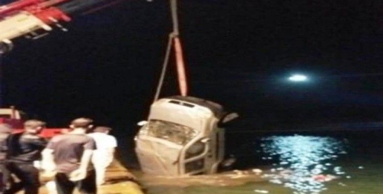 Fatsa'da hafif ticari araç denize düştü