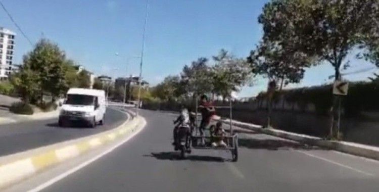 (Özel) İstanbul trafiğinde motosiklette 4 çocuk yürekleri ağza getirdi