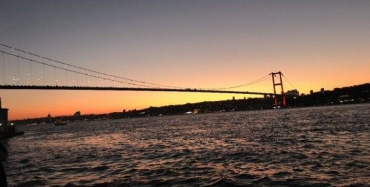 İstanbul'da akşam saatlerinde gökyüzü kızıla büründü