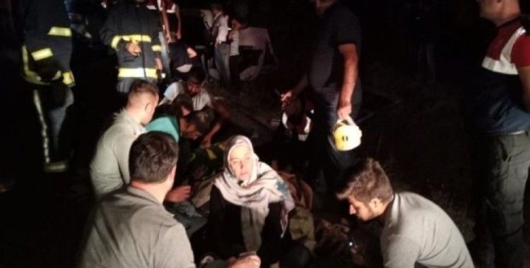 Kaçak göçmenleri taşıyan minibüs devrildi: 35 yaralı
