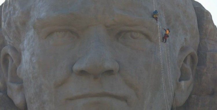 İzmir'in simgesi dev Atatürk maskını profesyonel dağcılar temizledi