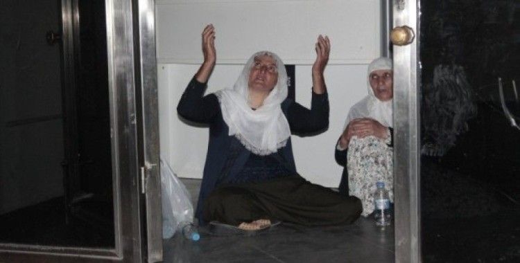 Oğlunun HDP’liler tarafından kaçırıldığını öne süren anne, HDP İl Binası’nda oturma eylemi başlattı
