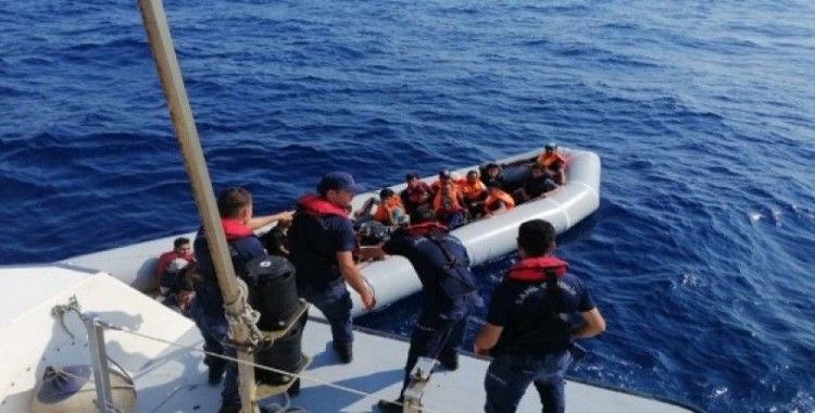 Lastik botla kaçmaya çalışan göçmenler yakalandı